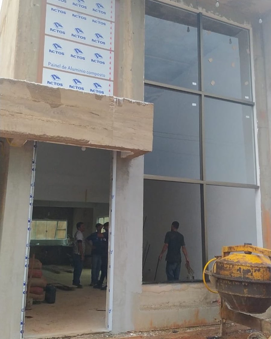 porta de acm fabricada e instalada por Portaço